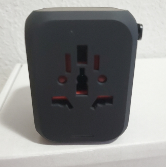 NIB Multi-Nation Travel Adapter with USB - Picture 9 of 12
